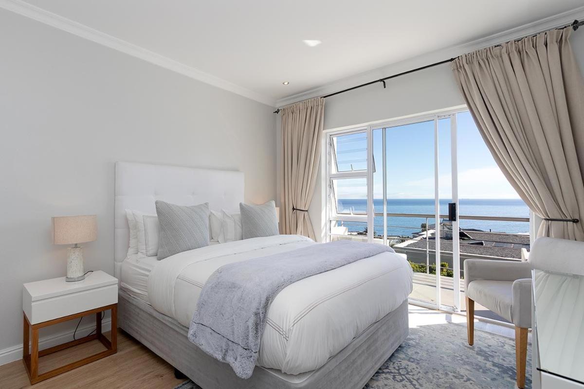 Stunning Sea View Apartment - Camps Bay ケープタウン エクステリア 写真